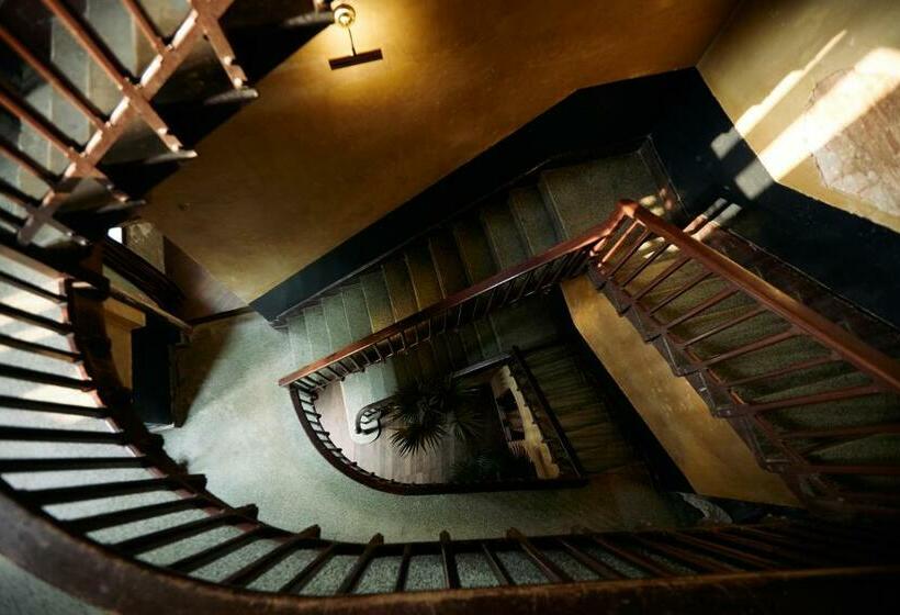 هتل The Mustang Blu