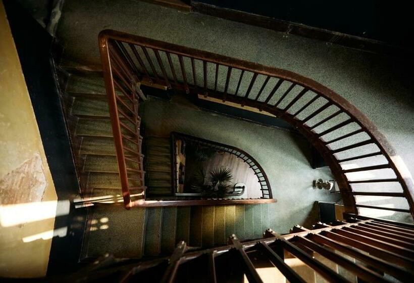 هتل The Mustang Blu