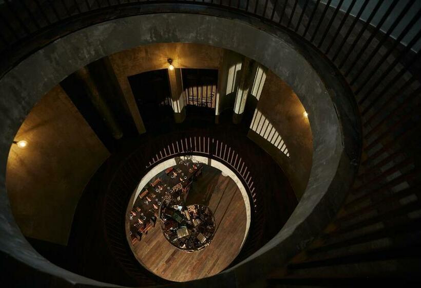 هتل The Mustang Blu