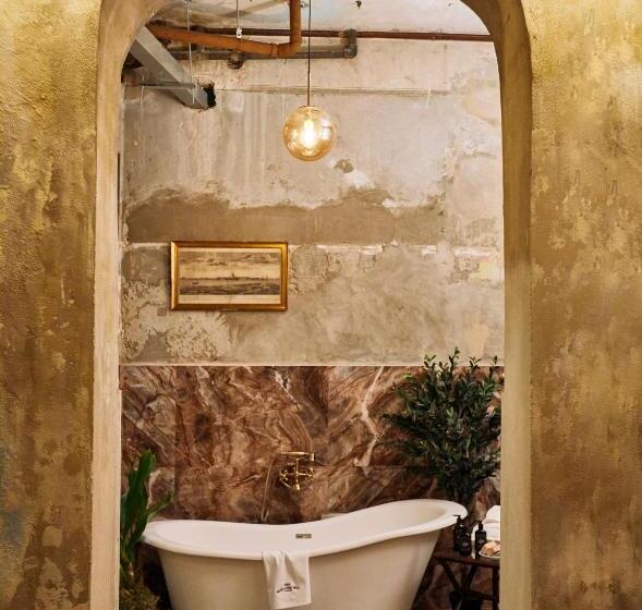 هتل The Mustang Blu