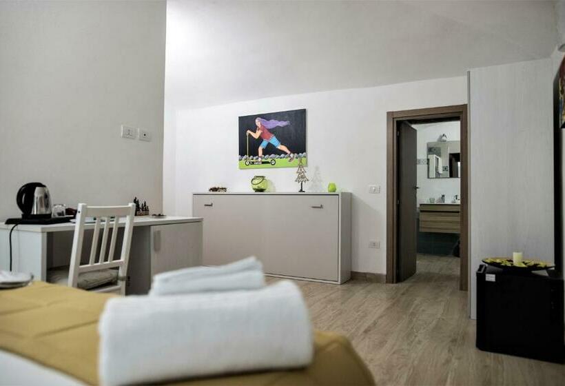 تختخواب و صبحانه A Room De Scugnizzi