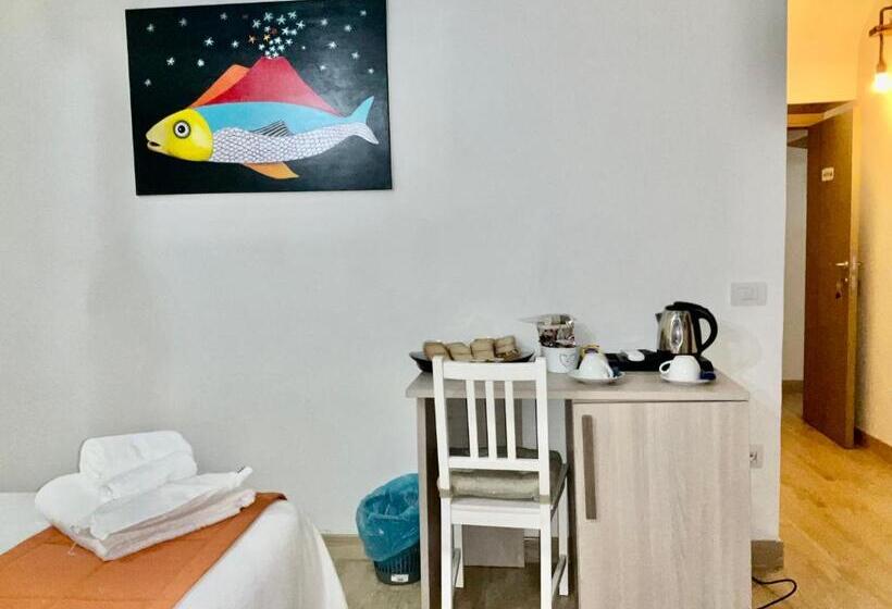 تختخواب و صبحانه A Room De Scugnizzi