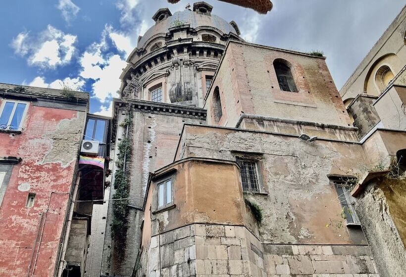 تختخواب و صبحانه A Room De Scugnizzi