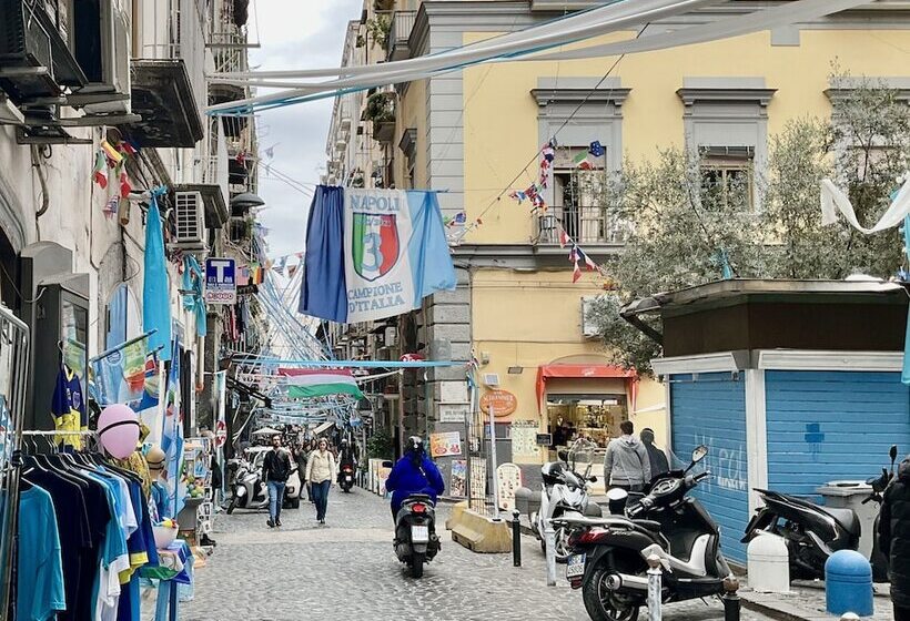 تختخواب و صبحانه A Room De Scugnizzi