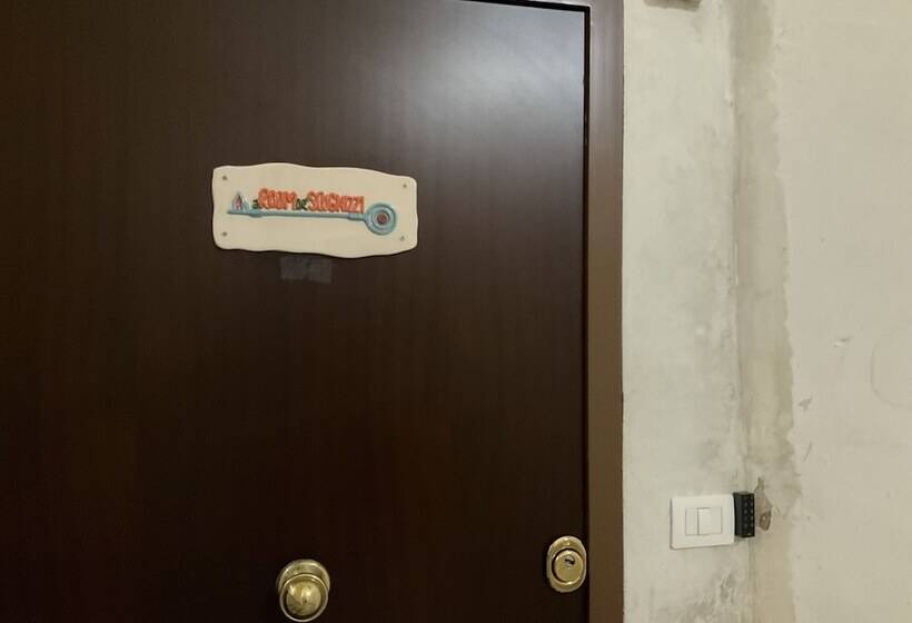 تختخواب و صبحانه A Room De Scugnizzi