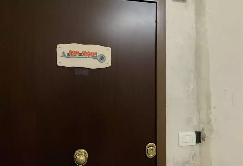 تختخواب و صبحانه A Room De  Scugnizzi