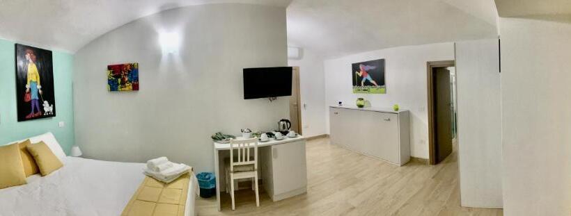 تختخواب و صبحانه A Room De Scugnizzi