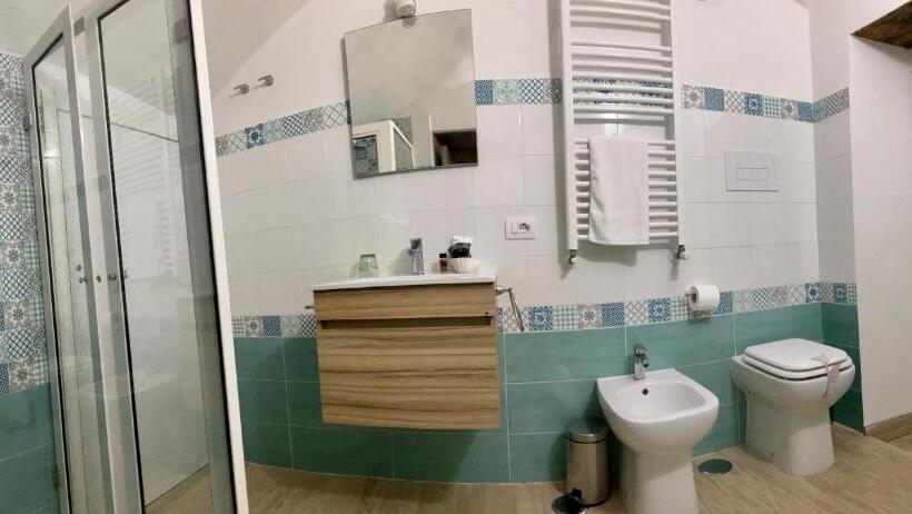 تختخواب و صبحانه A Room De Scugnizzi