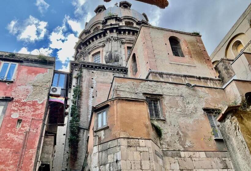 تختخواب و صبحانه A Room De Scugnizzi