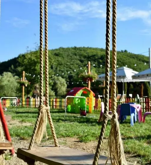 ペンション Domeniul Poiana Ursului