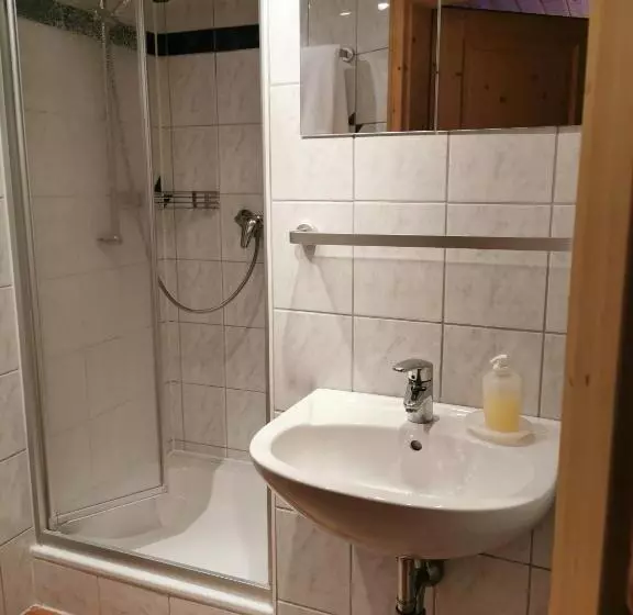 Aamiaismajoitus (B&B) Gästezimmer Reitinger