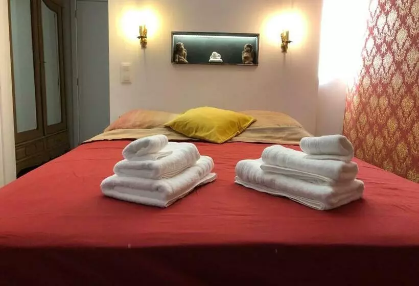 تختخواب و صبحانه Love Nest Versailles   Unique Louis Xiv Decoration   Calm Location Right In City Center