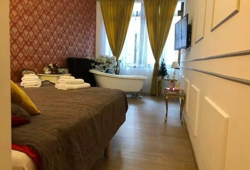 تختخواب و صبحانه Love Nest Versailles   Unique Louis Xiv Decoration   Calm Location Right In City Center