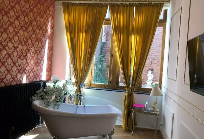 تختخواب و صبحانه Love Nest Versailles   Unique Louis Xiv Decoration   Calm Location Right In City Center