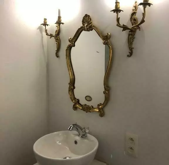 تختخواب و صبحانه Love Nest Versailles   Unique Louis Xiv Decoration   Calm Location Right In City Center