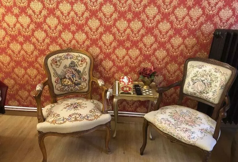 تختخواب و صبحانه Love Nest Versailles   Unique Louis Xiv Decoration   Calm Location Right In City Center