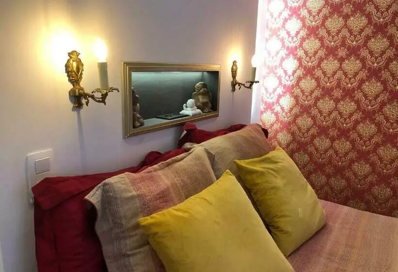 تختخواب و صبحانه Love Nest Versailles   Unique Louis Xiv Decoration   Calm Location Right In City Center