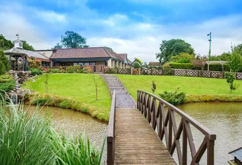 Hotelli Ye Olde Punchbowl Country Inn & Gardens