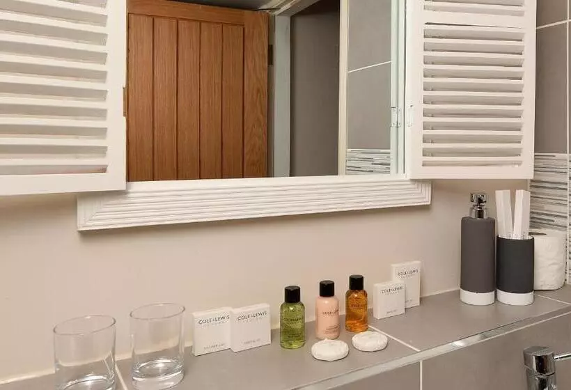 Hotelli Ye Olde Punchbowl Country Inn & Gardens