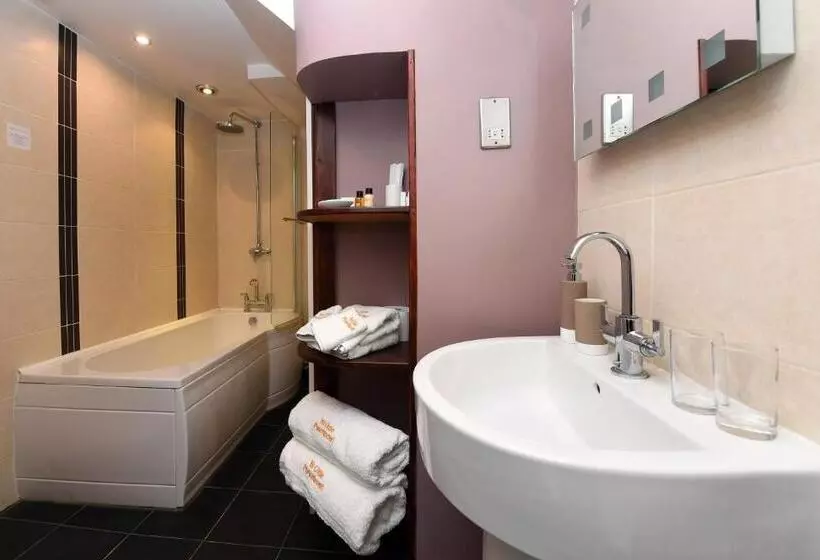 Hotelli Ye Olde Punchbowl Country Inn & Gardens