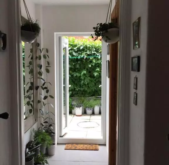 Aamiaismajoitus (B&B) Garden Flat 1