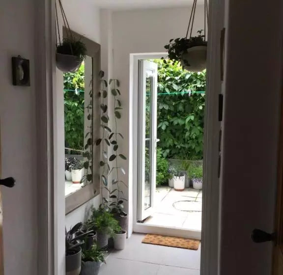 Aamiaismajoitus (B&B) Garden Flat 1