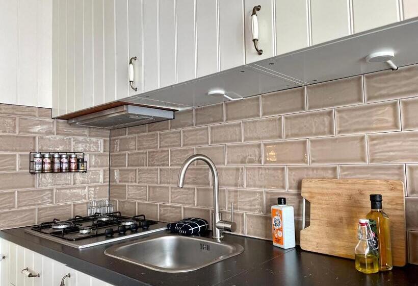 تختخواب و صبحانه Toast By Night