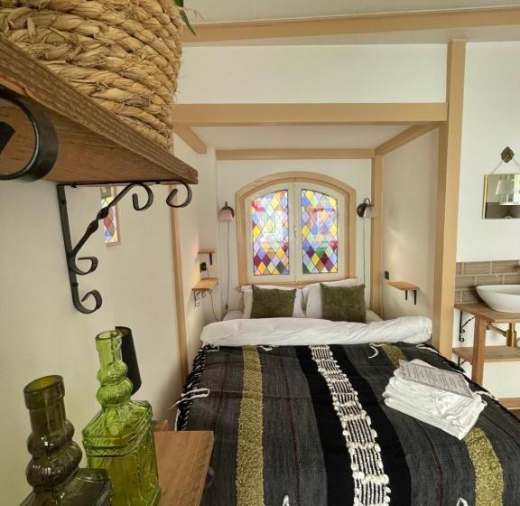 تختخواب و صبحانه Toast By Night