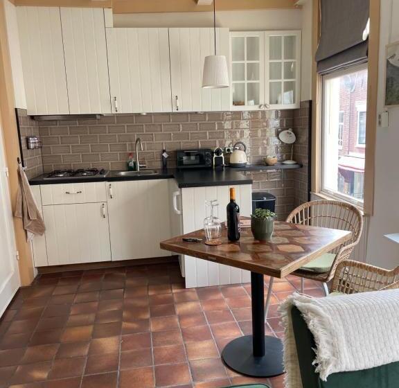 تختخواب و صبحانه Toast By Night