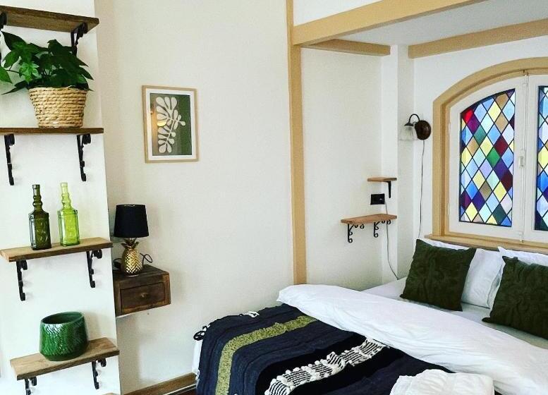 تختخواب و صبحانه Toast By Night