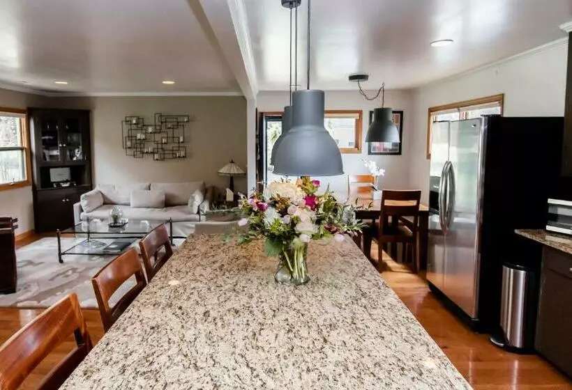 ペンション Small Batch Lodging