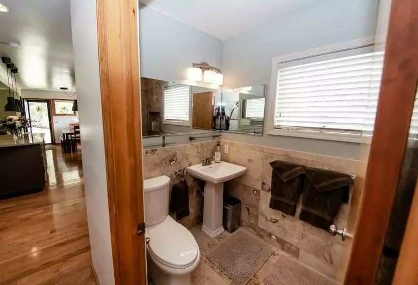 ペンション Small Batch Lodging