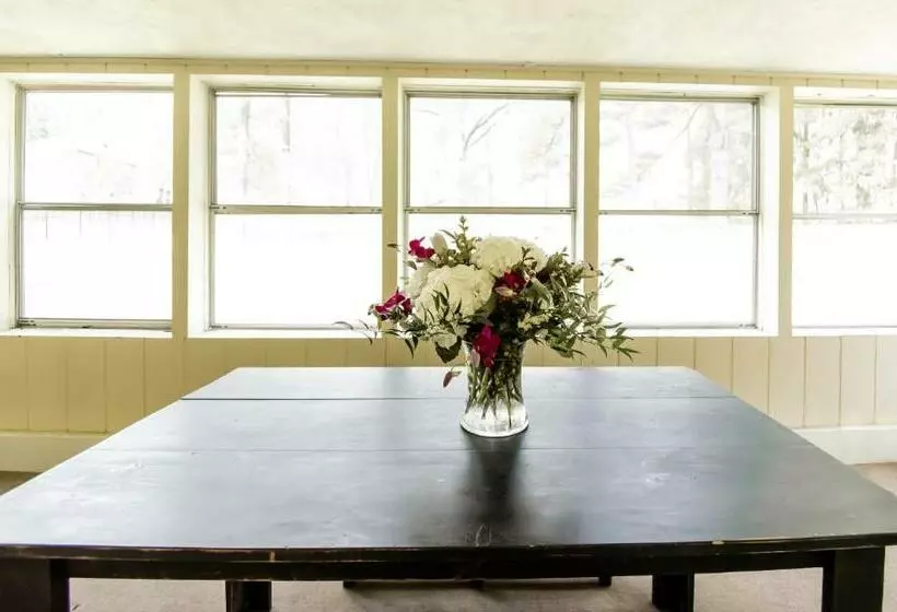 ペンション Small Batch Lodging