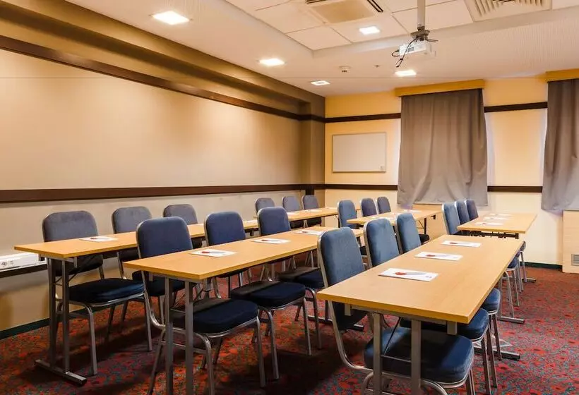 בית מלון כפרי Ibis Samara