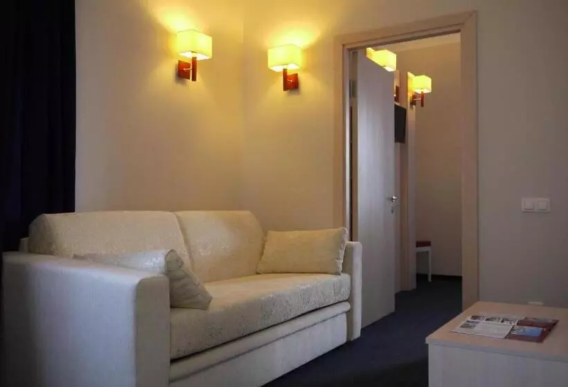 酒店 Optima Pochayiv