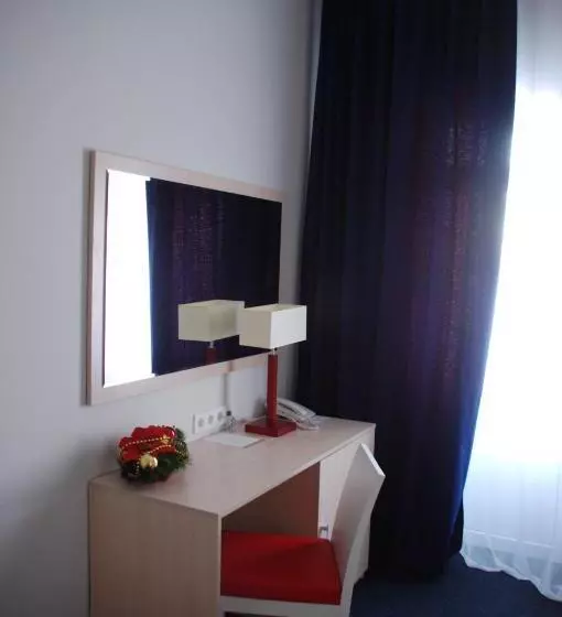 酒店 Optima Pochayiv