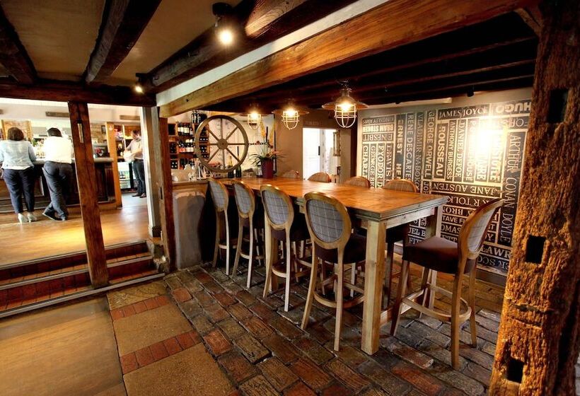 בית מלון כפרי The Crown At Playhatch