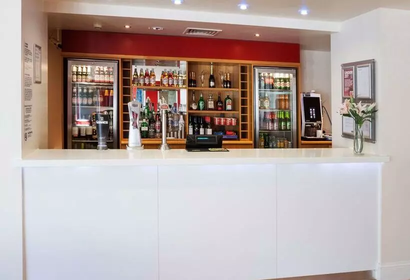 בית מלון כפרי Travelodge Luton