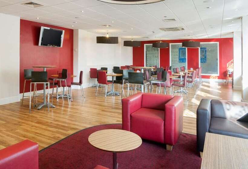 فندق Travelodge Luton