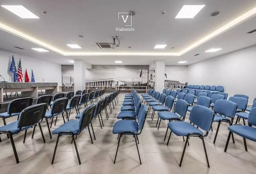 בית מלון כפרי Vh Broadway Tirana