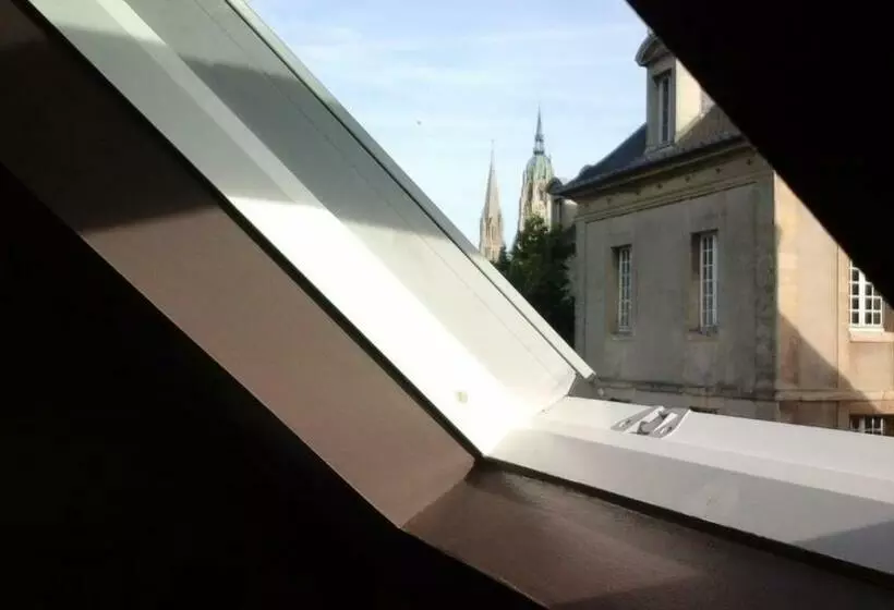 تختخواب و صبحانه Camélia