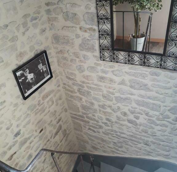 تختخواب و صبحانه Camélia