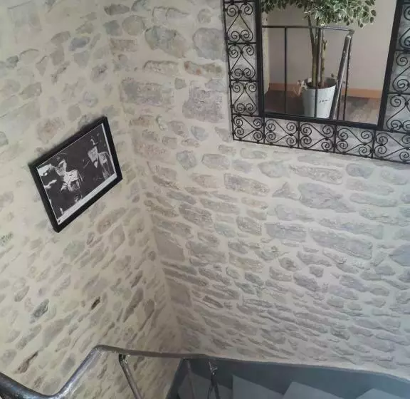 تختخواب و صبحانه Camélia