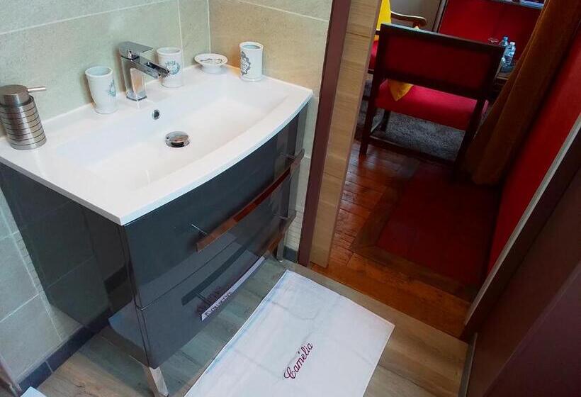 تختخواب و صبحانه Camélia