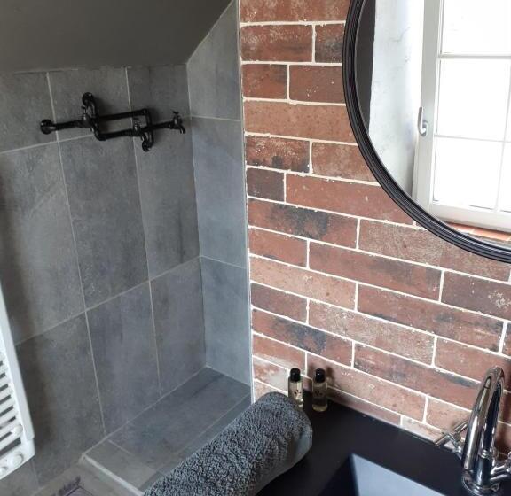 تختخواب و صبحانه Camélia