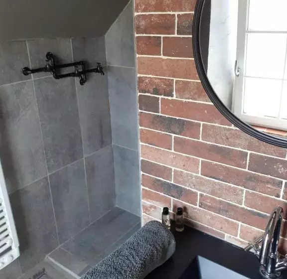 تختخواب و صبحانه Camélia