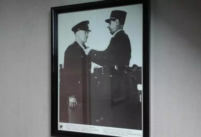 تختخواب و صبحانه Camélia