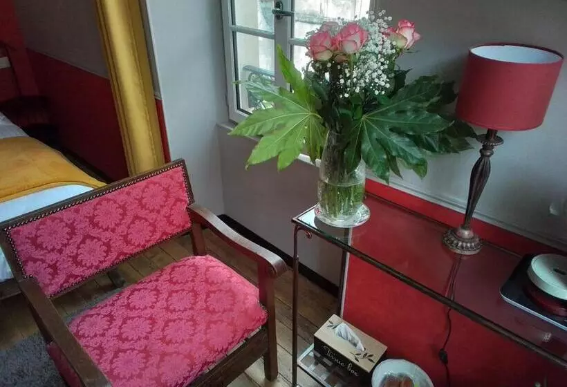 تختخواب و صبحانه Camélia