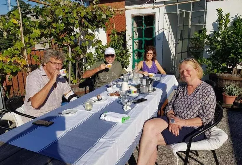 تختخواب و صبحانه The Liberty Terrace