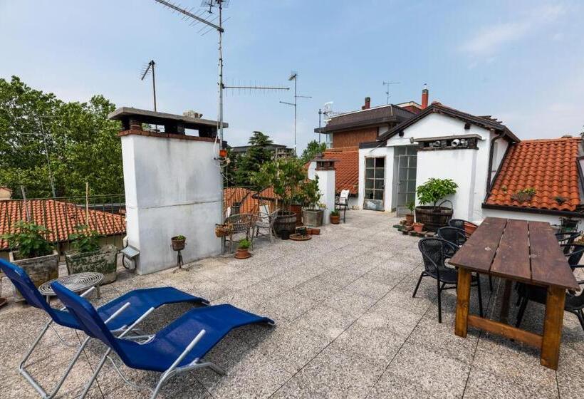 تختخواب و صبحانه The Liberty Terrace